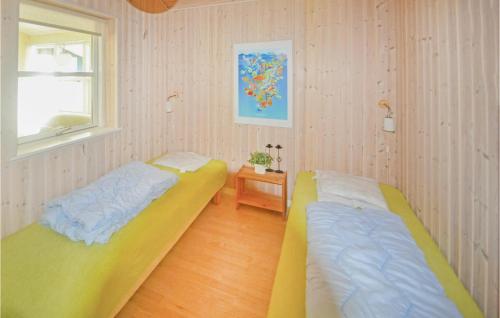 グレーノにあるAwesome Home In Grenaa With 6 Bedrooms, Sauna And Wifiの窓付きの部屋 ベッド2台