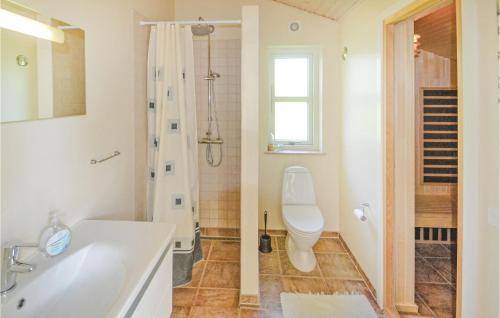 グレーノにあるAwesome Home In Grenaa With 6 Bedrooms, Sauna And Wifiのバスルーム(バスタブ、トイレ、シンク付)
