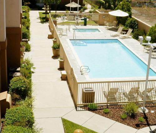 Изглед към басейн в Hampton Inn & Suites Redding или наблизо