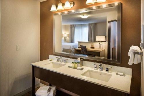 本德的住宿－本德希爾頓逸林酒店，一间带水槽和大镜子的浴室