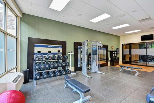 Fitness centrum a/nebo fitness zařízení v ubytování Hampton Inn & Suites Crabtree