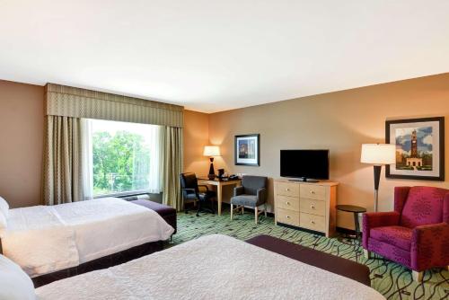 Habitación de hotel con 2 camas y escritorio en Hampton Inn & Suites Crabtree en Raleigh