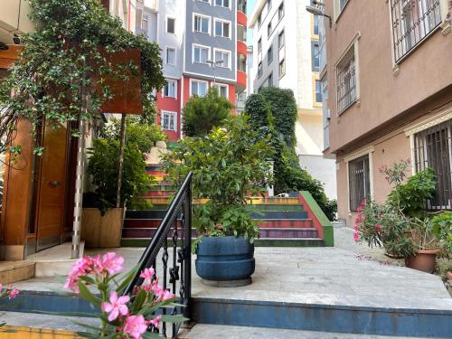 eine Gruppe Treppen mit Topfpflanzen und Gebäuden in der Unterkunft Deluxe Two bedroom apartment in nışantaşı in Istanbul