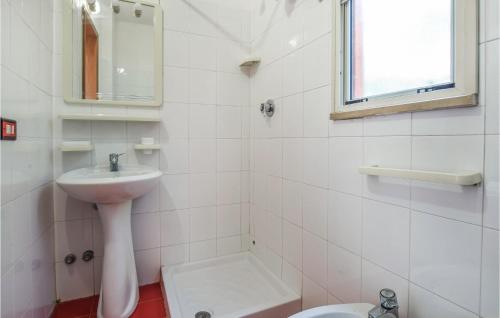 La salle de bains blanche est pourvue d'un lavabo et de toilettes. dans l'établissement Gorgeous Apartment In Capo Rizzuto With House Sea View, à Capo Rizzuto