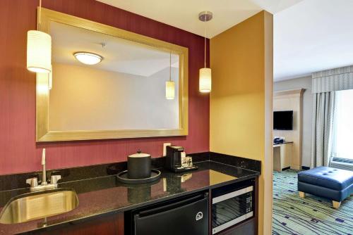TV a/nebo společenská místnost v ubytování Hampton Inn & Suites Crabtree