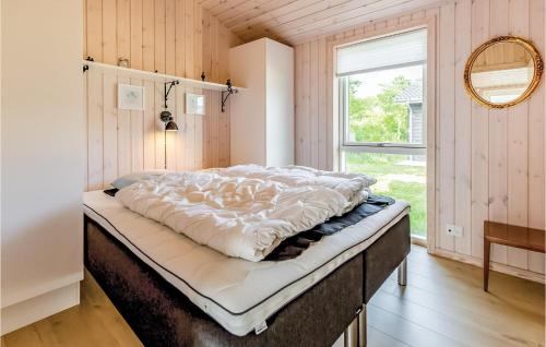 un grande letto in una stanza con finestra di Amazing Home In Nykbing Sj With Wifi a Nykøbing Sjælland