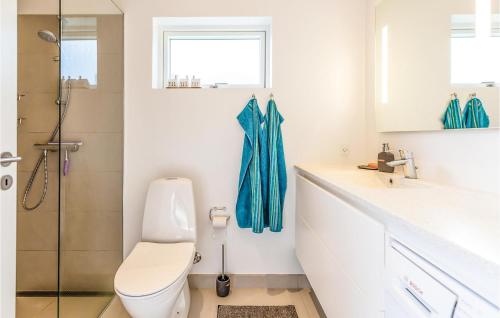 e bagno con servizi igienici, lavandino e doccia. di Amazing Home In Nykbing Sj With Wifi a Nykøbing Sjælland