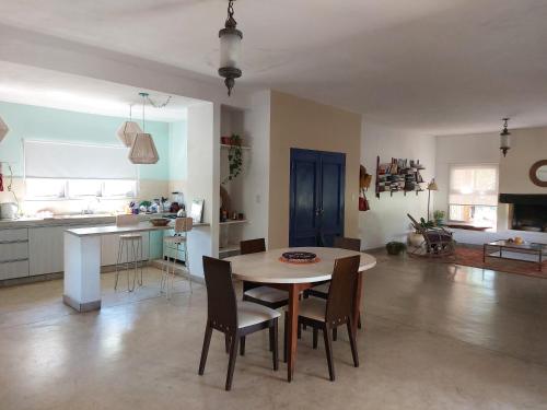 a kitchen and dining room with a table and chairs at Casa country al lado de la montaña! in Santa Rosa