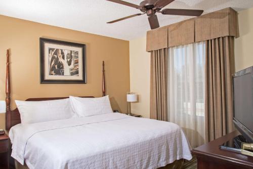 ein Schlafzimmer mit einem großen weißen Bett und einem Fenster in der Unterkunft Homewood Suites Durham-Chapel Hill I-40 in Durham