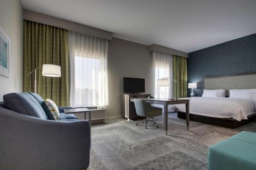 Habitación de hotel con cama y escritorio en Hampton Inn & Suites By Hilton Knightdale Raleigh, en Raleigh