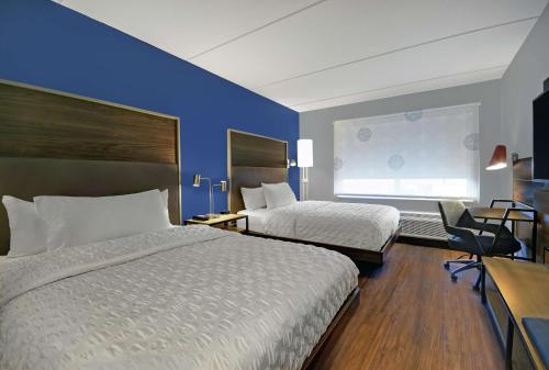 a hotel room with two beds and a window at Tru By Hilton Burlington in Burlington