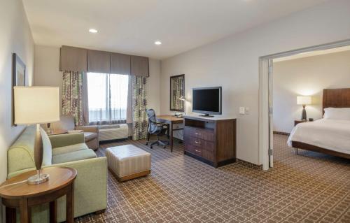 Habitación de hotel con cama y TV en Hilton Garden Inn Raleigh Cary, en Cary