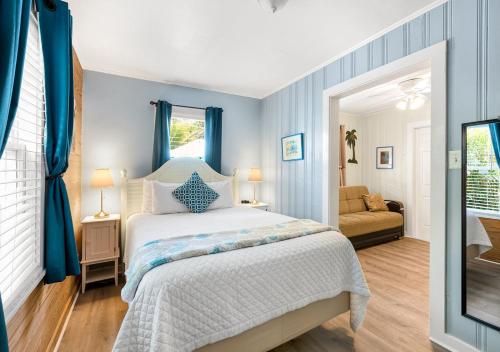 una camera con un grande letto e un divano di The Grand Guesthouse a Key West