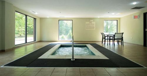 een kamer met een hot tub in het midden van een kamer bij Hampton Inn & Suites Richmond/Virginia Center in Richmond
