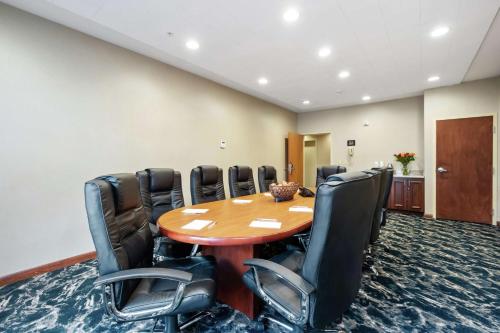 a conference room with a wooden table and black chairs at Hampton Inn & Suites Rockland in Thomaston