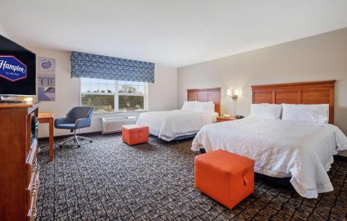 um quarto de hotel com duas camas e uma televisão em Hampton Inn & Suites Rockland em Thomaston