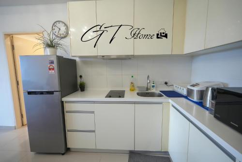 Kuchyň nebo kuchyňský kout v ubytování Gt Home encorp strand residence (alpha ivf )
