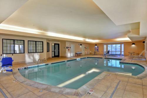 uma grande piscina num quarto de hotel em Homewood Suites by Hilton Reno em Reno