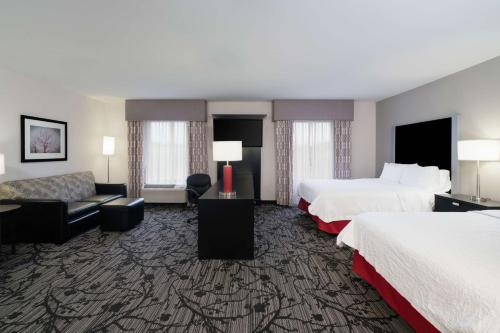 Habitación de hotel con 2 camas y sofá en Hampton Inn and Suites Roanoke Airport/Valley View Mall, en Roanoke