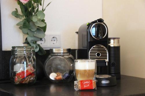 達姆施塔特的住宿－DREAMSPACE l Kingsize Bett + FREE coffee & cookies，一个带咖啡壶和一杯啤酒的柜台