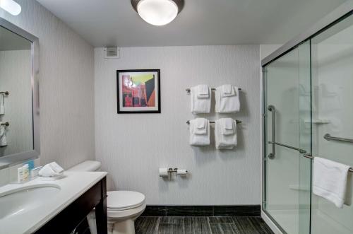 Koupelna v ubytování Hampton Inn Salem