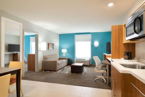 a room with a kitchen and a living room at Home2 Suites by Hilton Roanoke in Roanoke