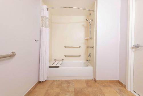 Ένα μπάνιο στο Hampton Inn & Suites Rochester/Victor