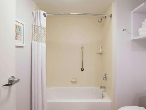 Ένα μπάνιο στο Hampton Inn & Suites Rochester/Victor