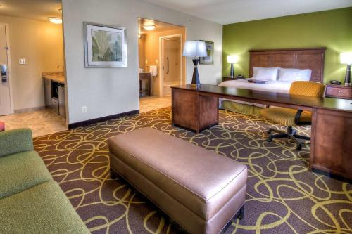 Habitación de hotel con cama y escritorio en Hampton Inn & Suites Rochester/Henrietta, en Rochester