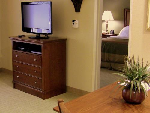 TV a/nebo společenská místnost v ubytování Homewood Suites by Hilton Rochester - Victor