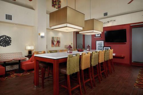 Μια τηλεόραση ή/και κέντρο ψυχαγωγίας στο Hampton Inn & Suites Roswell
