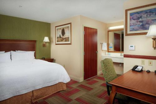Ένα ή περισσότερα κρεβάτια σε δωμάτιο στο Hampton Inn & Suites Roswell