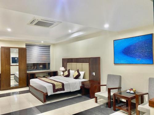 1 dormitorio con cama, escritorio y silla en In Le Hotel & Apartments, en Hai Phong