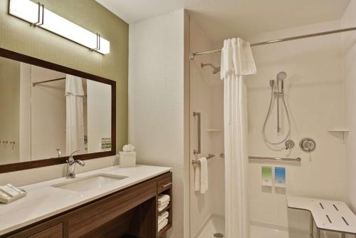 y baño con lavabo y ducha. en Home2 Suites by Hilton Rochester Mayo Clinic Area en Rochester