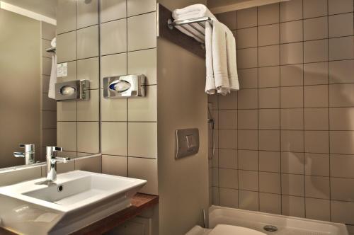 パリにあるオテル ドゥ セーブルのバスルーム(洗面台、トイレ、バスタブ付)
