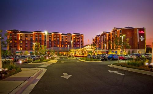 um parque de estacionamento com carros estacionados em frente aos edifícios em Homewood Suites by Hilton Rockville- Gaithersburg em Rockville