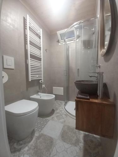 y baño con lavabo, aseo y ducha. en Giura, en Lecce