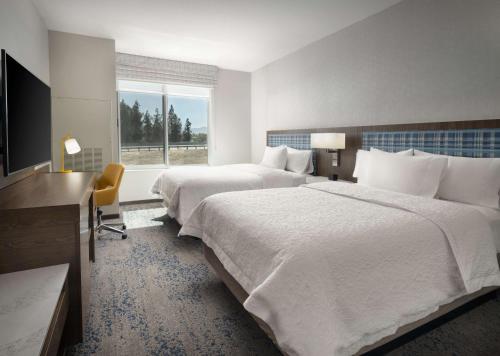 Habitación de hotel con 2 camas y ventana en Hampton Inn & Suites El Cajon San Diego, en El Cajon