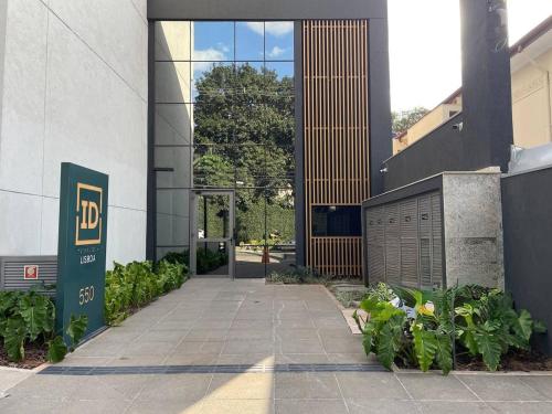 um edifício com uma passagem em frente a um edifício em Condomínio ID Lisboa - Studios por temporada em São Paulo