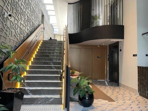 uma escada num edifício com vasos de plantas em Condomínio ID Lisboa - Studios por temporada em São Paulo