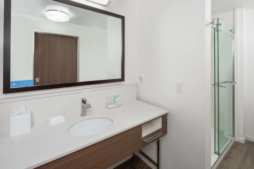 Hampton Inn & Suites San Diego Airport Liberty Station Image