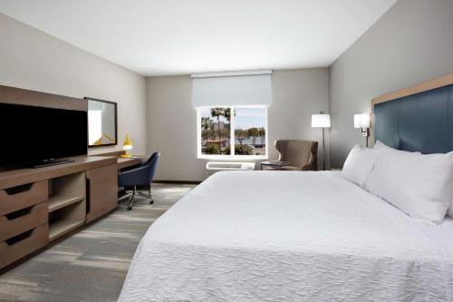 Un ou plusieurs lits dans un hébergement de l'établissement Hampton Inn & Suites San Diego Airport Liberty Station