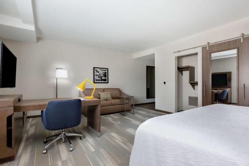 Un ou plusieurs lits dans un hébergement de l'établissement Hampton Inn & Suites San Diego Airport Liberty Station