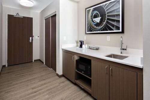 Hampton Inn & Suites San Diego Airport Liberty Station Image