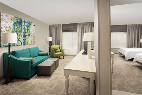 um quarto de hotel com um sofá azul e uma cama em Hilton Garden Inn San Antonio Airport South em San Antonio