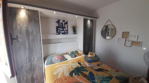 une chambre avec un lit sur lequel est assis un chat dans l'établissement maison de vacances avec piscine, à Berre-des-Alpes