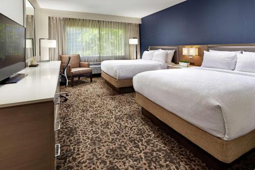 um quarto de hotel com duas camas e uma televisão de ecrã plano em Hilton Garden Inn San Diego Mission Valley/Stadium em San Diego