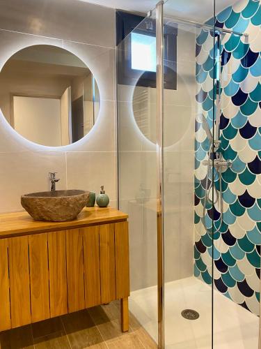une salle de bain avec un lavabo et une douche dans l'établissement Appartement au calme, Calanque des Figuières, à Ensuès-la-Redonne