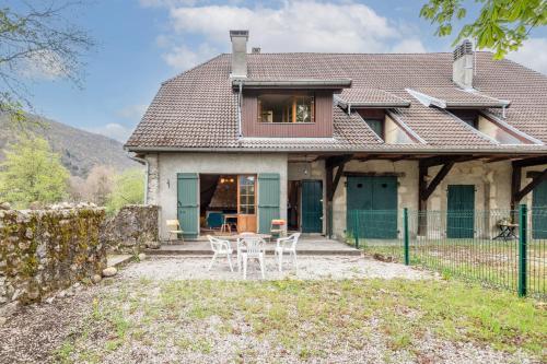 Semi-detached house with terrace garden and parking