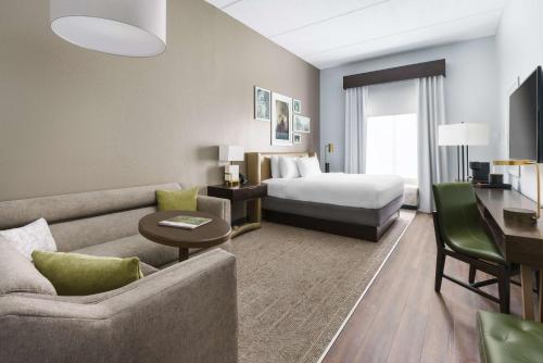 een hotelkamer met een bed en een bank bij The Bluff Hotel Savannah, Tapestry Collection by Hilton in Savannah
